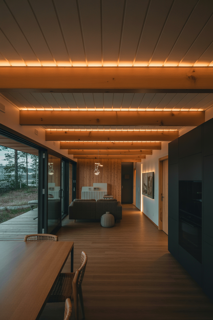 Indirekte LED-lys langs takbjelker