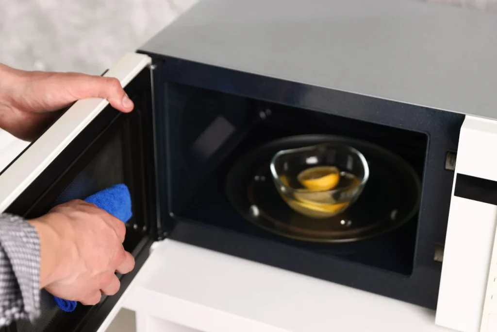 Rengjøring av stekeovn med sitron